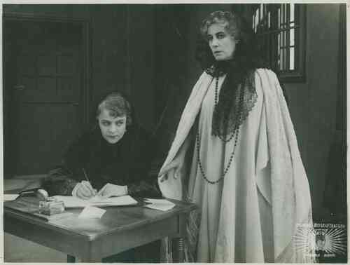 Madame de Thebes photo