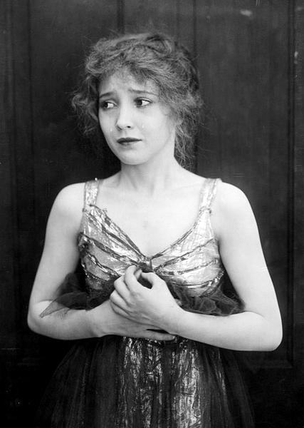 Reggie Mixes In scene