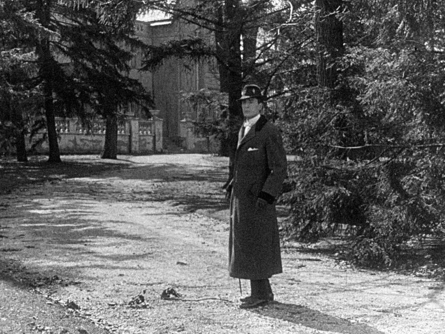 Sherlock Holmes scene