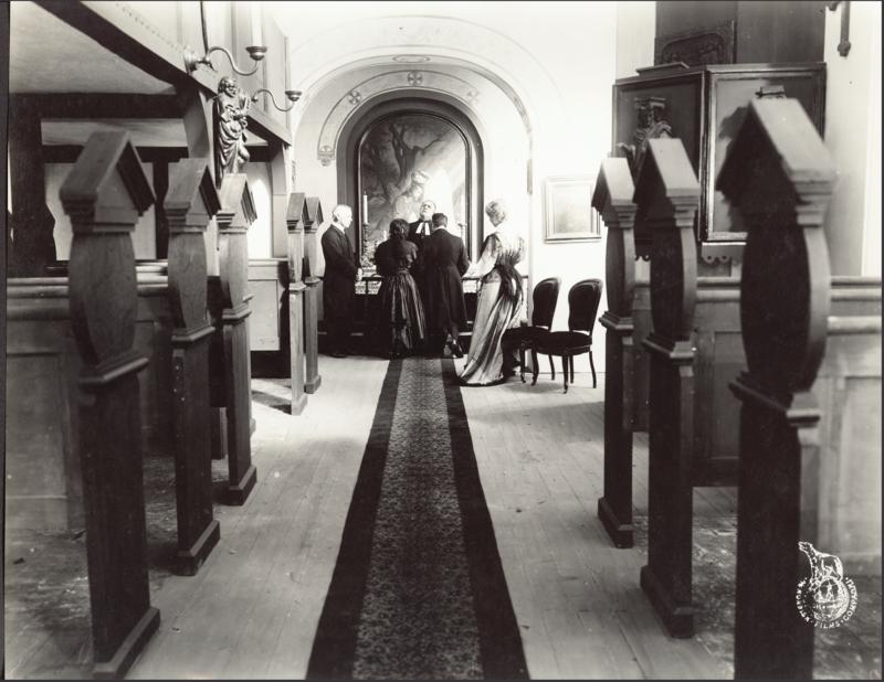 Hotel Paradiso scene
