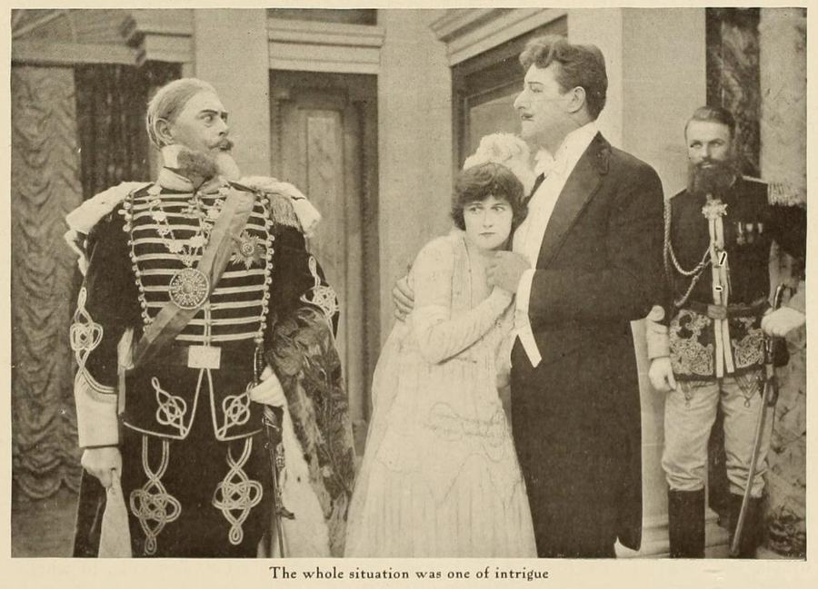 Intrigue scene