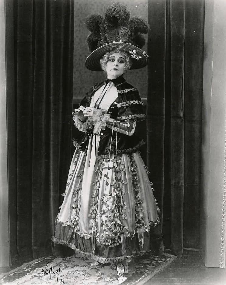 Madame Du Barry photo
