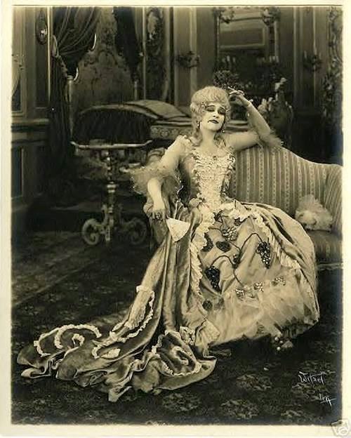 Madame Du Barry photo