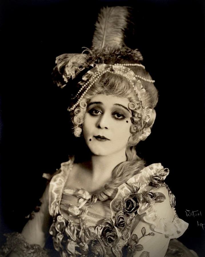 Madame Du Barry photo