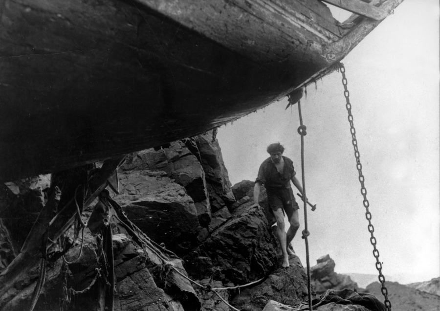 Les travailleurs de la mer scene