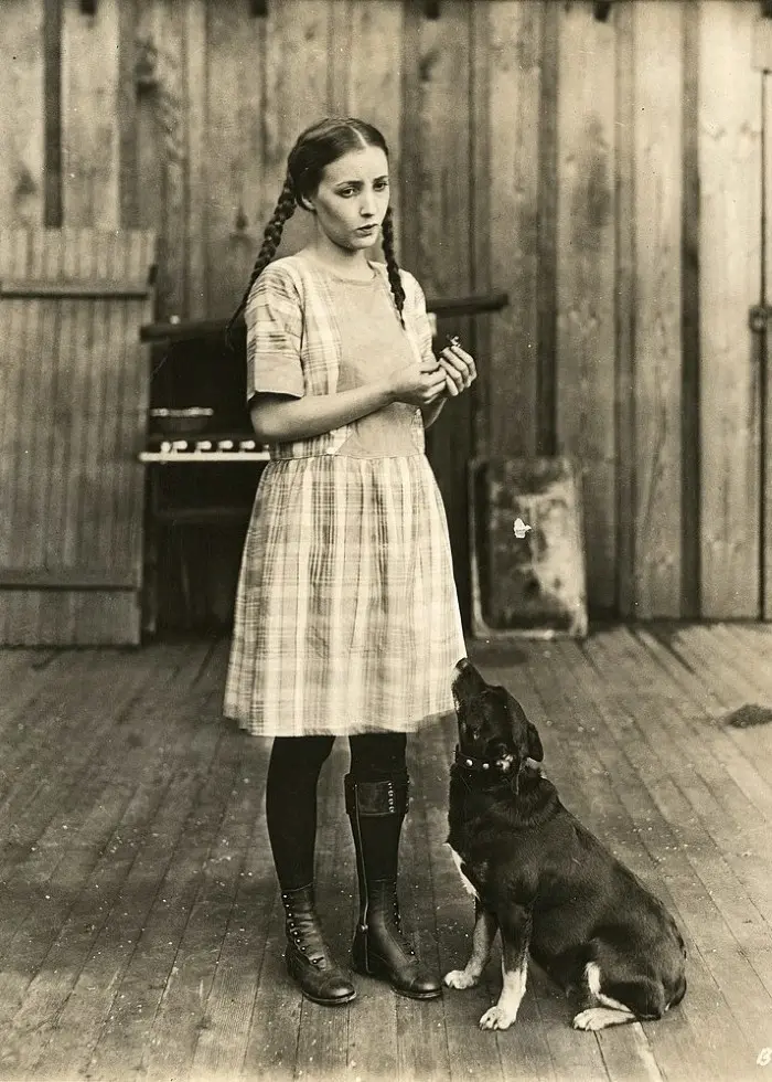 Carolyn of the Corners scene