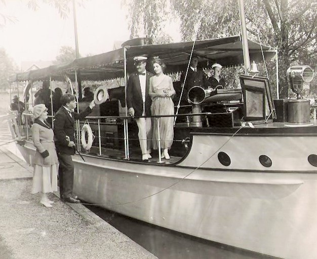 Everybody's Girl scene