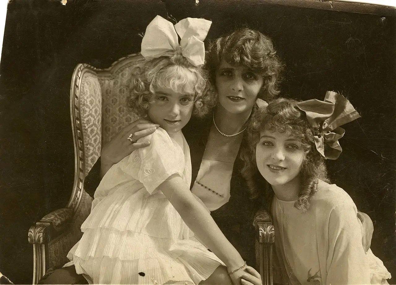 Les deux gamines scene
