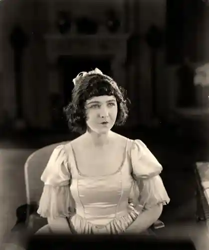 Mary Ellen Comes to Town photo
