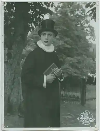Thora van Deken scene