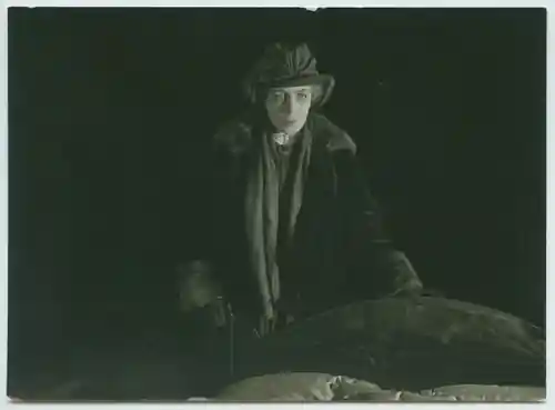 Thora van Deken scene