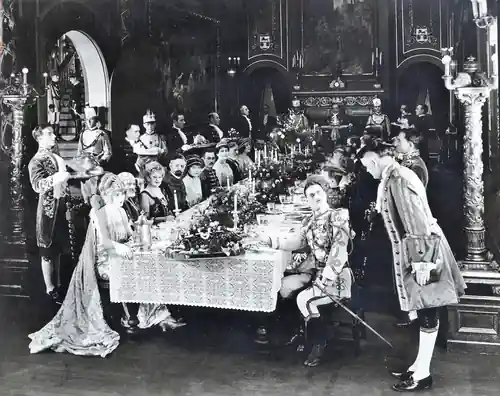 King, Queen and Joker scene