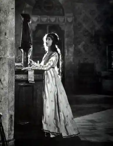 Romola scene