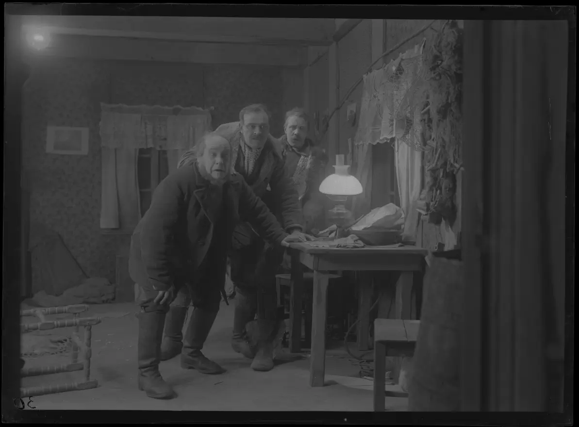 Polis Paulus' påskasmäll scene 1