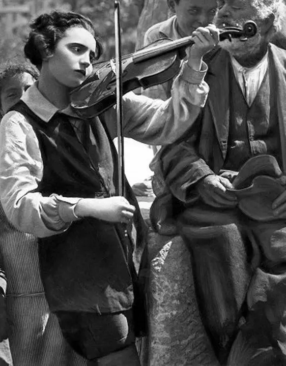 The Violinist of Florence scene