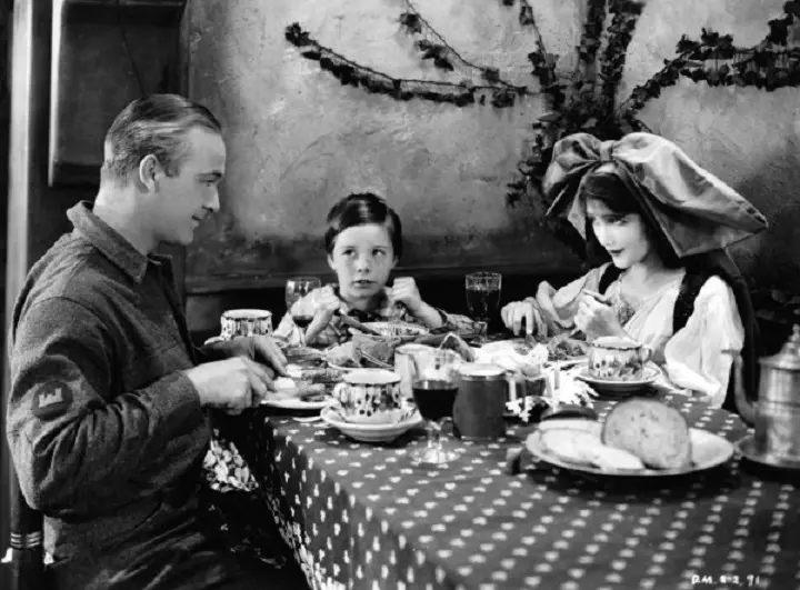 Her Man o' War scene