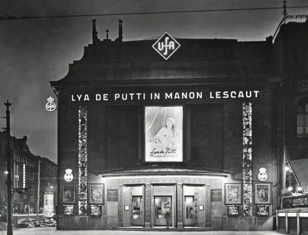 Manon Lescaut scene