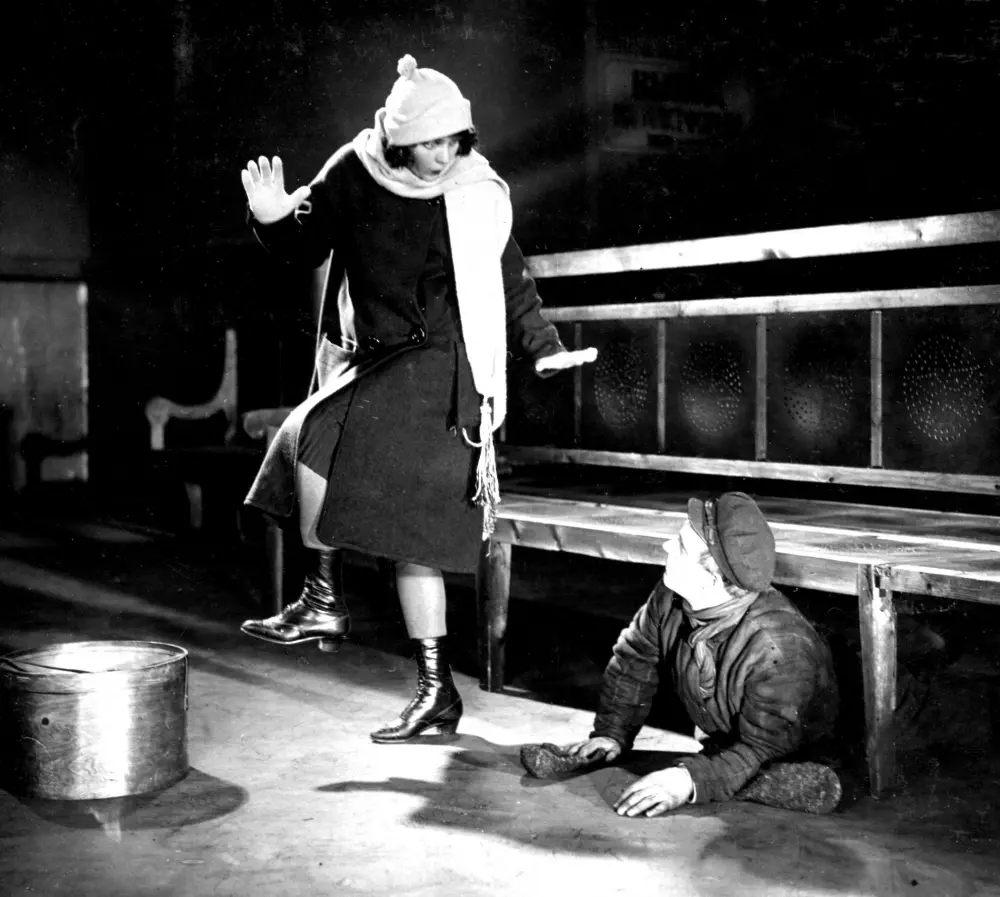 The Girl with the Hat Box photo