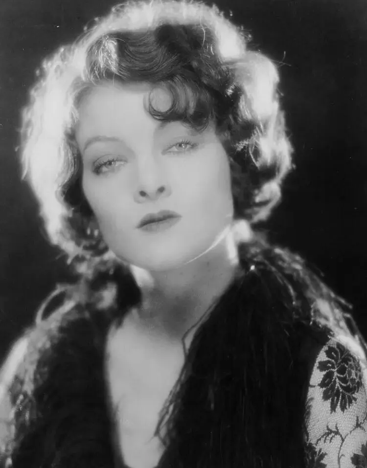The Girl from Chicago scene