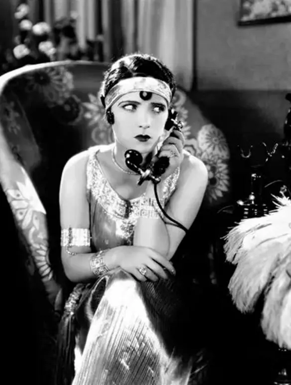 Women Love Diamonds scene