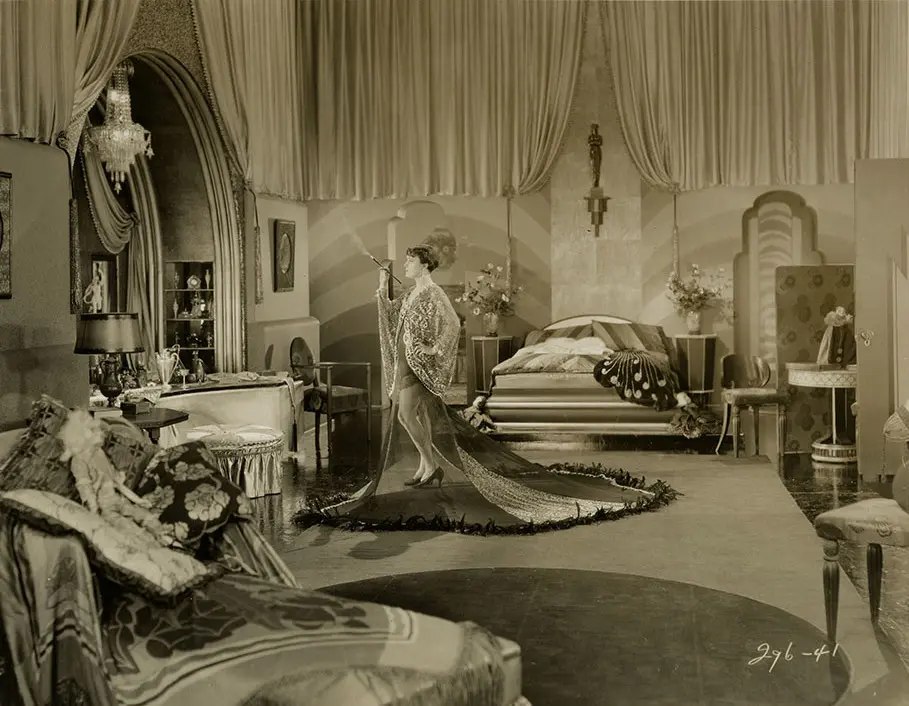 Women Love Diamonds scene