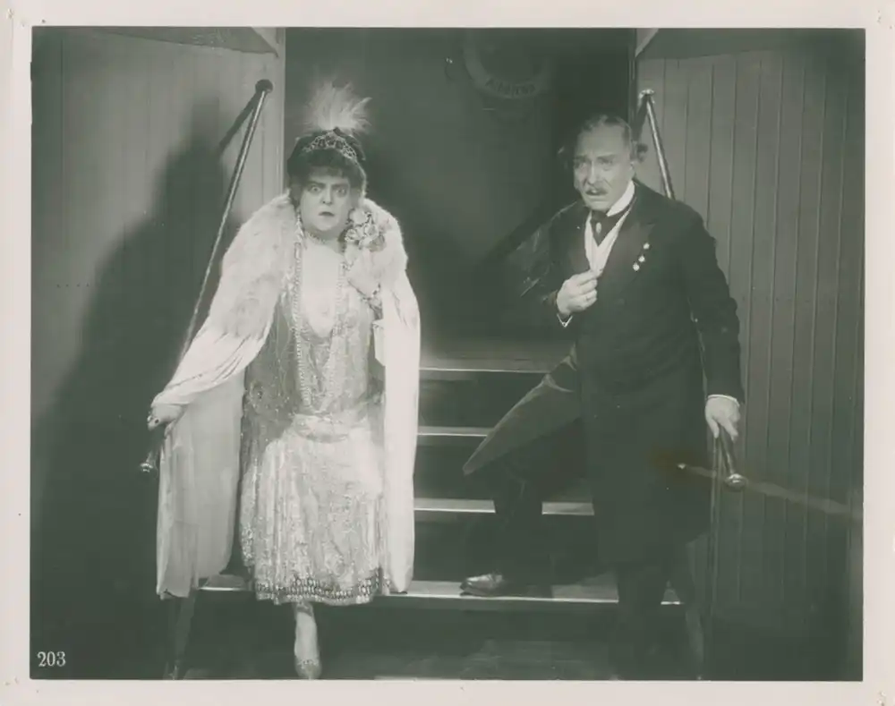 Majestät schneidet Bubiköpfe photo