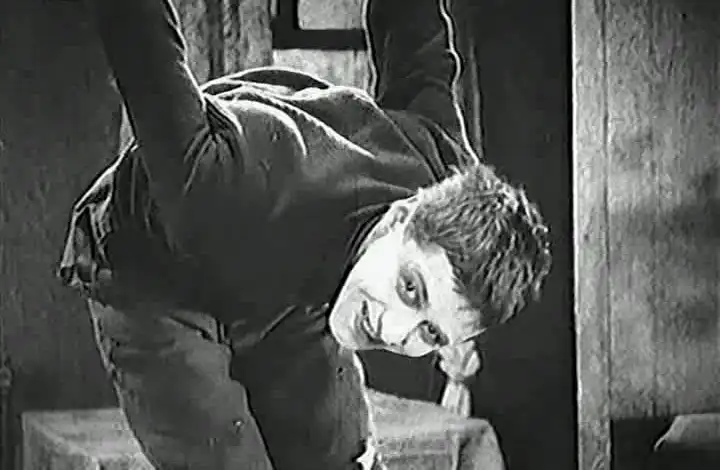 Dom v sugrobakh scene