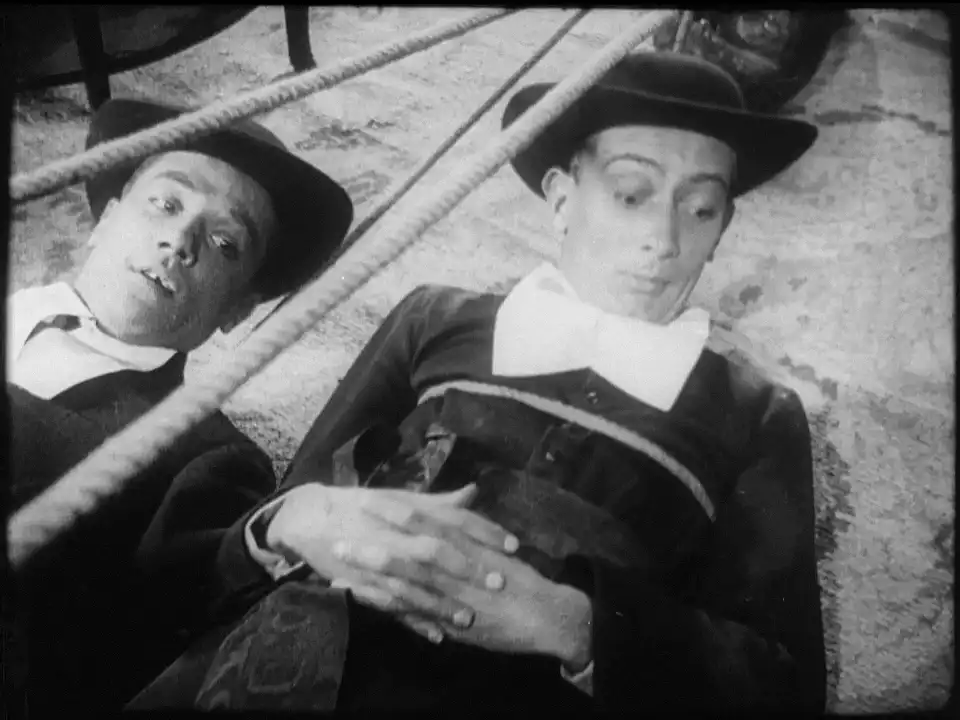 Un chien andalou scene