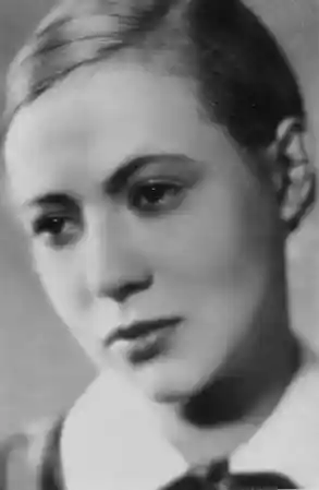 Mädchen in Uniform photo