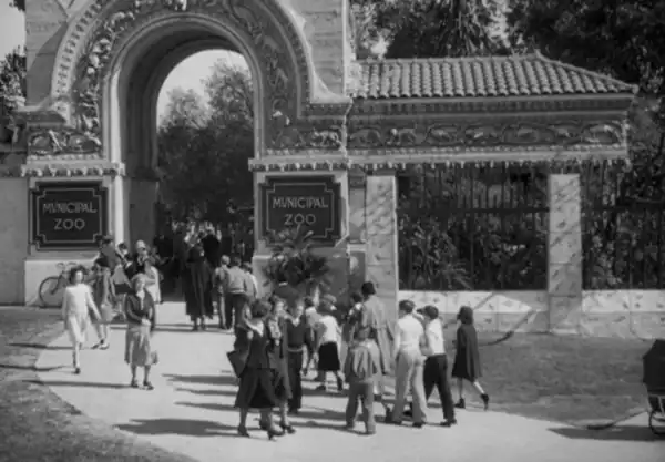 Murders in the Zoo scene