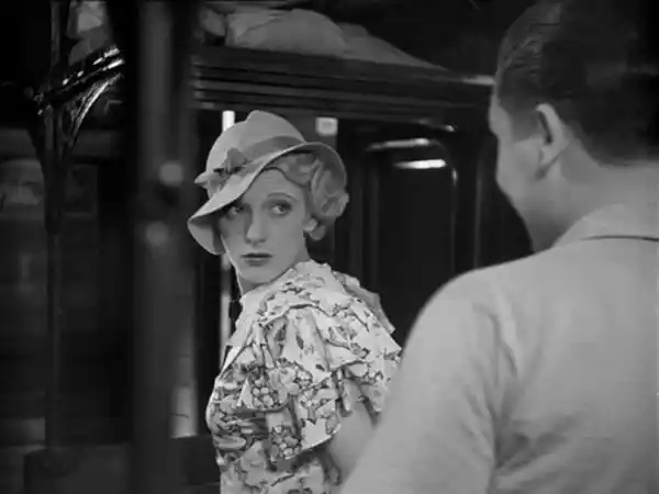 Treno popolare scene