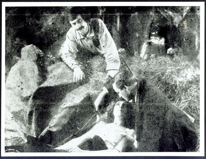 Udenfor loven photo