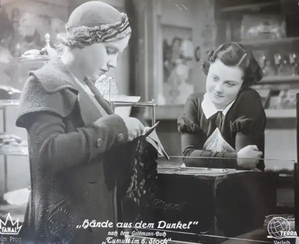 Hände aus dem Dunkel