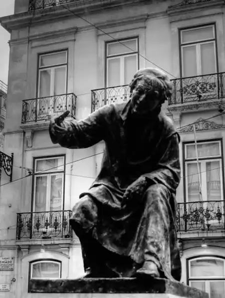 Estátuas de Lisboa scene