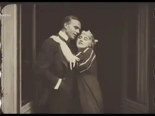 Blondes Gift scene