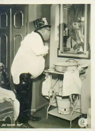 Der keusche Josef scene