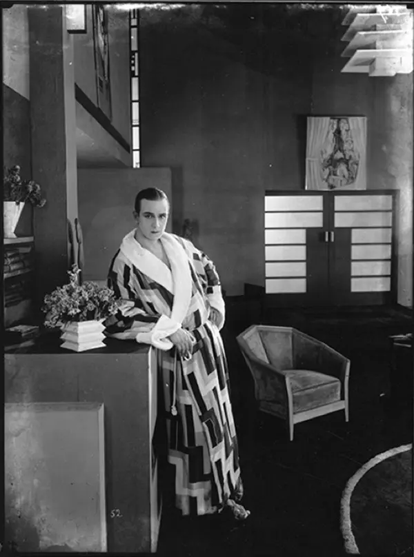 The Living Image, or the Lady of Petrograd photo