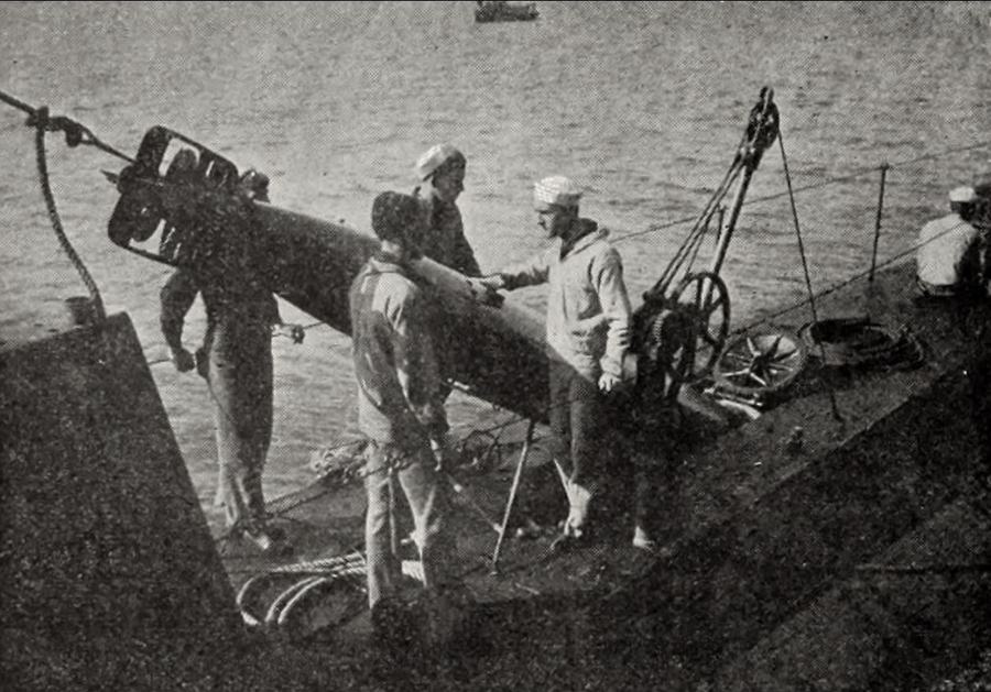 The Hero of Submarine D-2 photo