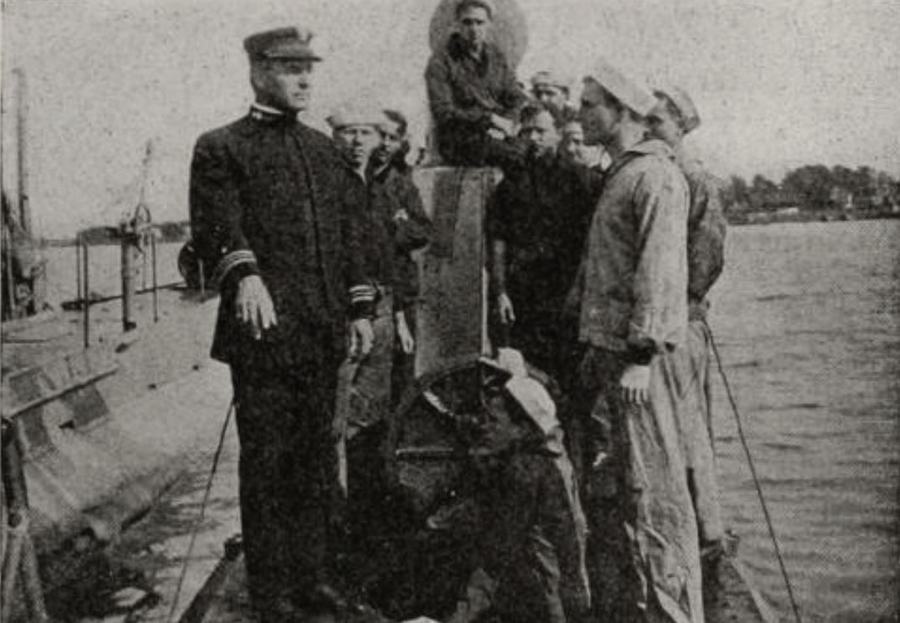The Hero of Submarine D-2 photo