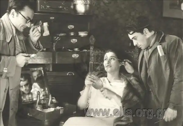 Despoinis dikigoros scene
