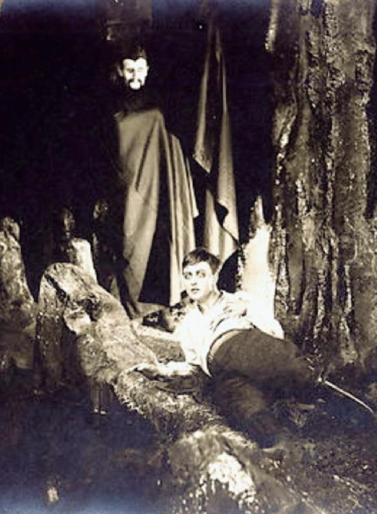 Under Kærlighedens Aag scene