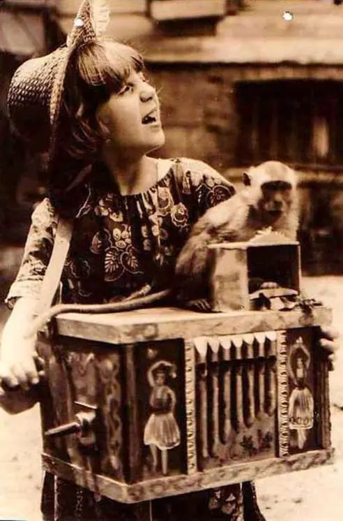 La petite chanteuse des rues scene