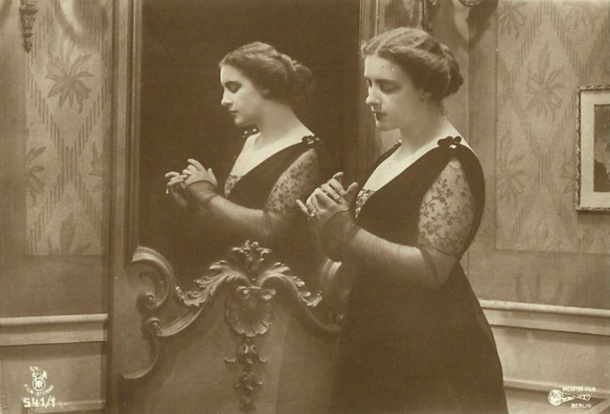 Das Maskenfest des Lebens scene