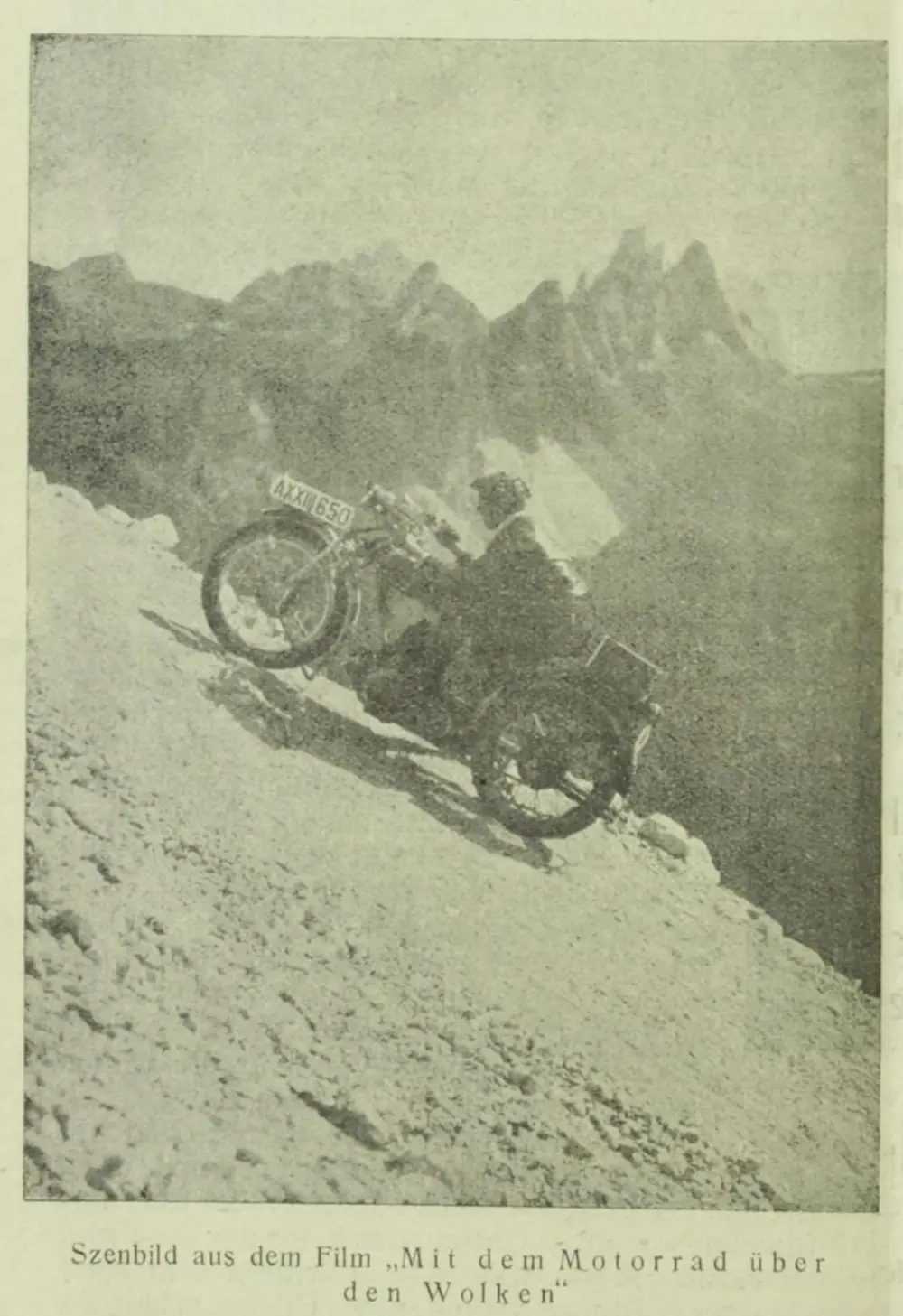 Mit dem Motorrad über die Wolken scene