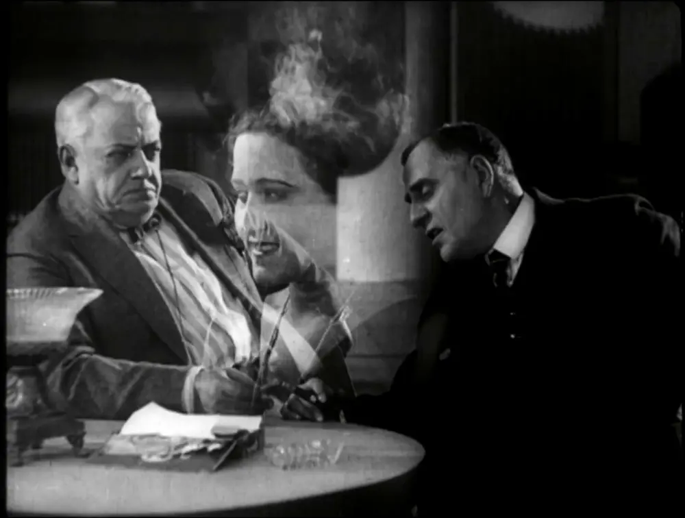 Reis mistera Lloyda scene