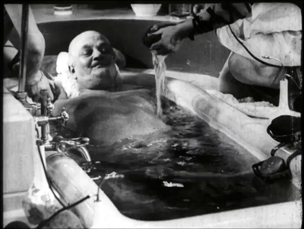 Reis mistera Lloyda scene