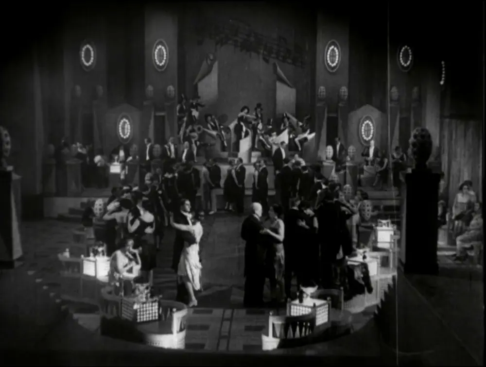 Reis mistera Lloyda scene