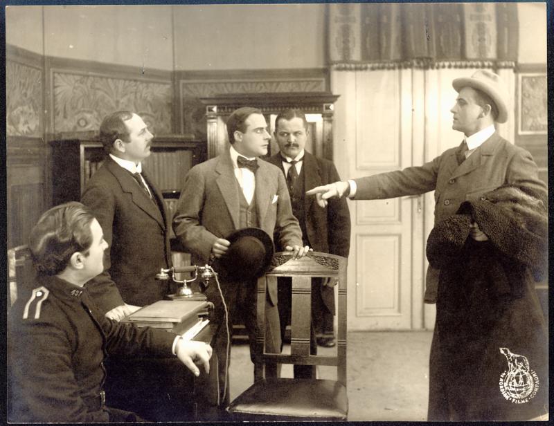 Manden med de ni Fingre IV scene