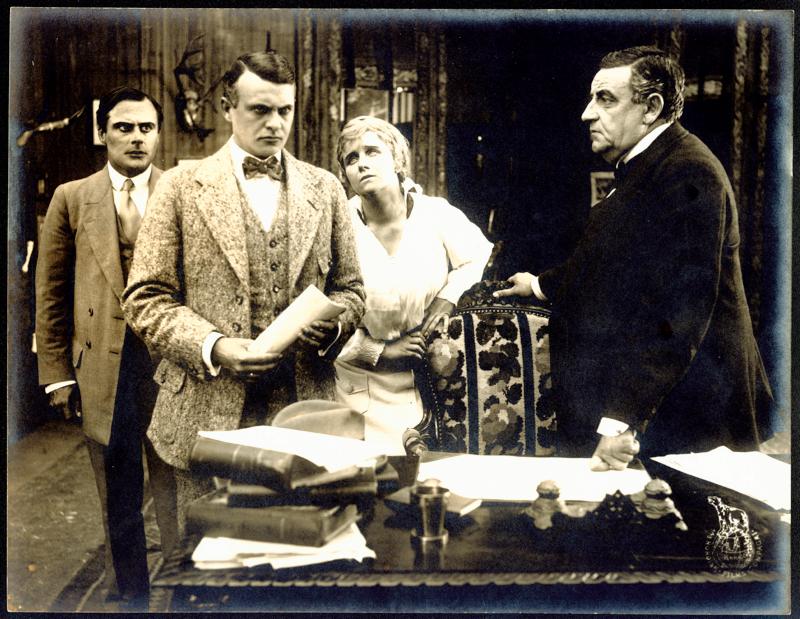 Mellem de yderste Skær scene