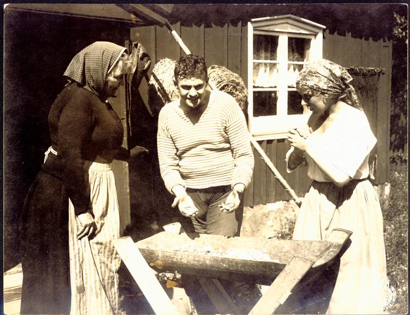 Mellem de yderste Skær scene